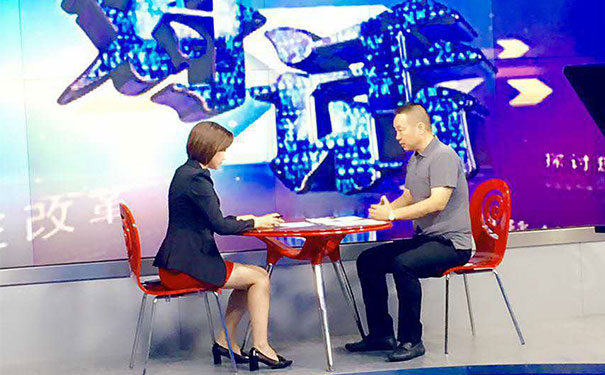 鄂州市金剛石工具行業(yè)協(xié)會會長龍其準(zhǔn)先生參加鄂州電視臺“對話”節(jié)目 鄂州市金剛石工具行業(yè)協(xié)會會長龍其準(zhǔn)先生參加鄂州電視臺“對話”節(jié)目