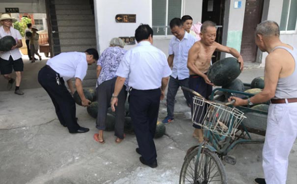 炎炎夏日，為福利院老人送清涼