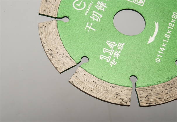 如何使用水砂紙?zhí)幚砀汕型跚懈钇庸さ臋还衽_面小磨痕?