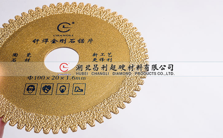 這方法有利于防止金剛石鋸片的偏差，從而提高石材加工質(zhì)量